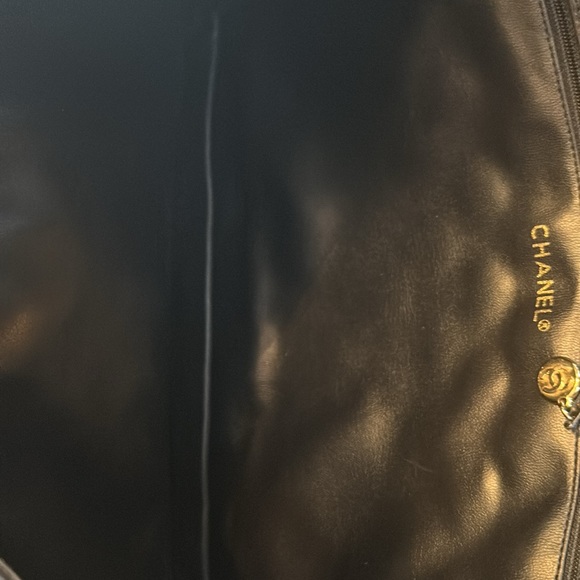 CHANEL vintage black XXL classic flap clutch bag with shoulder strap. - Picture 7 of 15